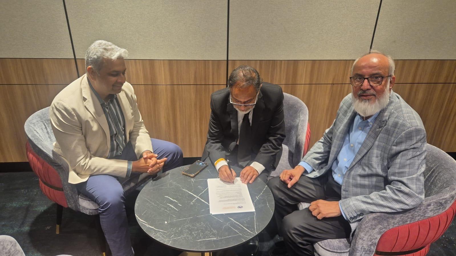 The Memorandum of Understanding between the Pak-Aus Engineers Association and SGS Pakistan being signed